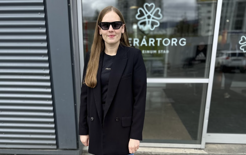 Guðrún Björnsdóttir, verslunarstjóri hjá Gleraugnasölunni Geisla á Glerártorgi með sín uppáhalds sól…