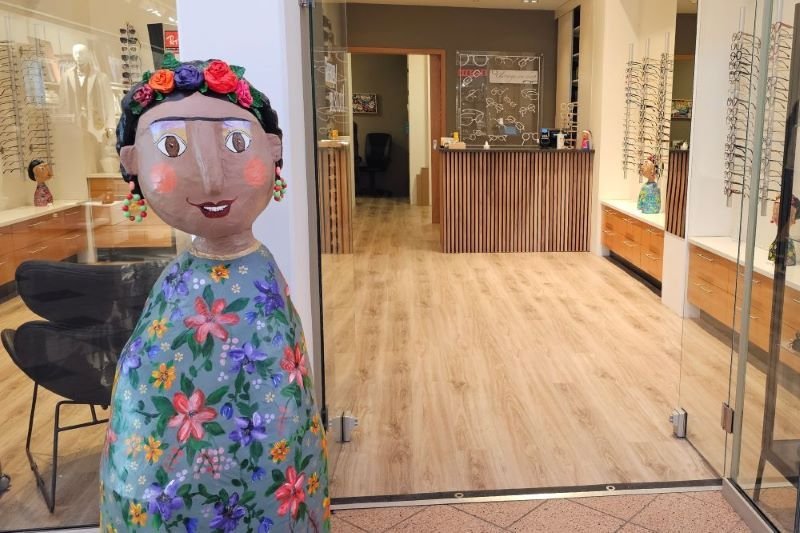 Sýningin í gleraugnaversluninni Geisla á Glerártorgi er í fullum gangi og tekur þessi brosandi pappa…